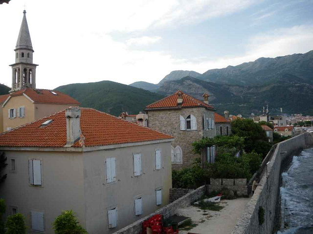 Haus an der Frontlinie in Budva — photo 7